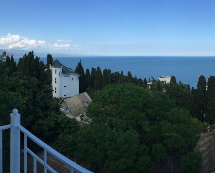 Вид на море с балкона отеля VILLA MIRA в Алуште, Крым