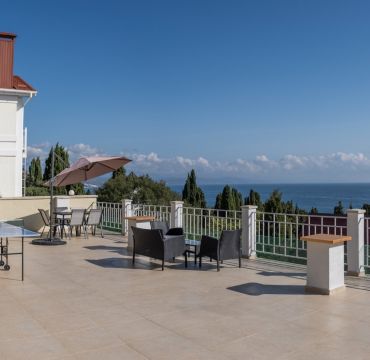 Терраса с видом на море в отеле  VILLA MIRA  в Алуште, Крым