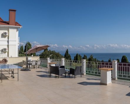 Красивый вид на море с террасы отеля VILLA MIRA  в Алуште, Крым