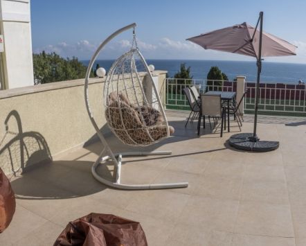 Кресла и зонтики на террасе отеля VILLA MIRA  в Алуште, Крым