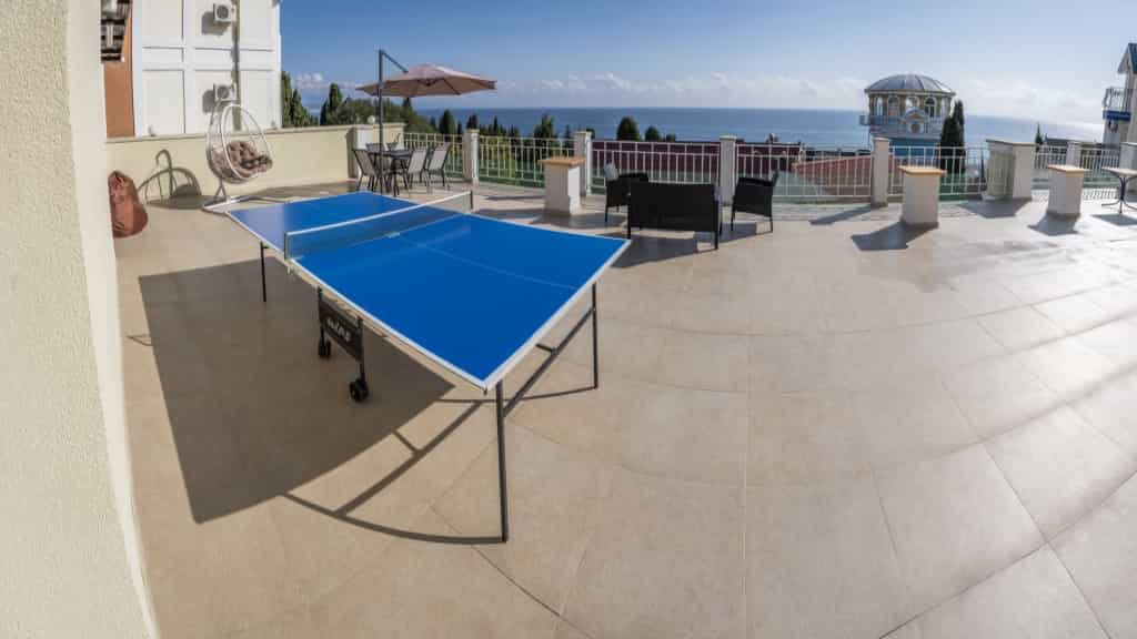 Терраса с теннисным столом и видом на море в отеле  VILLA MIRA  в Алуште, Крым