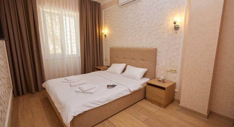 Кровать в 2-х комнатном номере отеля Вилла Мира в Алуште, Крым