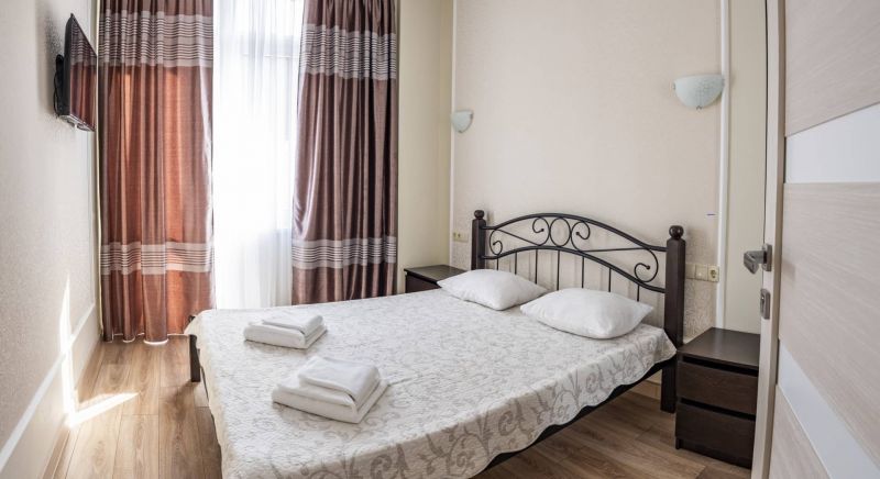 2-х местная кровать в семейном 2-х комнатном номере в отеле Вилла Мира в Алуште, Крым