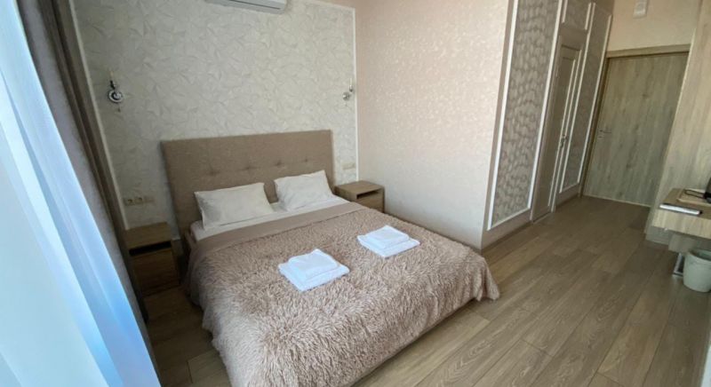Кровать для отдыха в 2-х местном номере отеля Вилла Мира в Алуште, Крым
