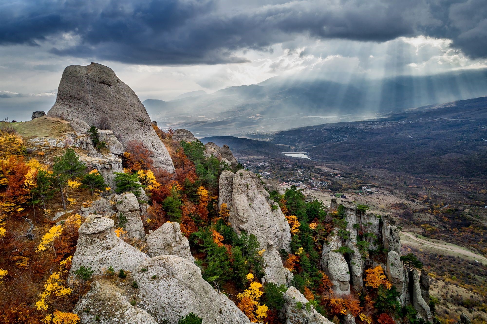 Горы в Крыму в Алуште в сентябре